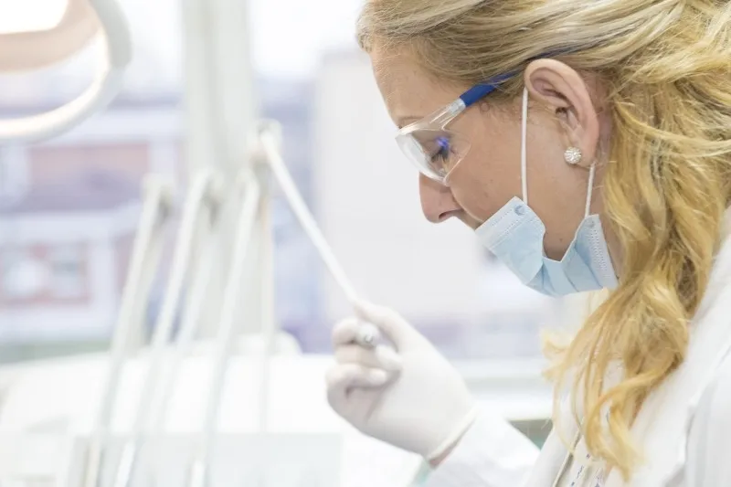 Na czym polega i kiedy konieczna jest endodoncja mikroskopowa?