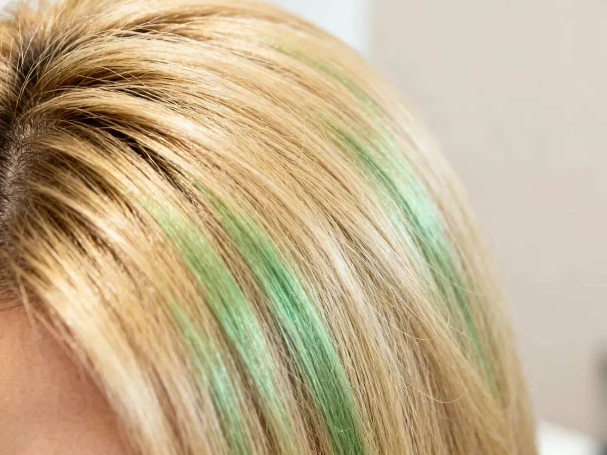 Blond włosy z delikatnym zielonkawym odcieniem