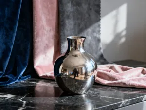 Eleganckie zegarki damskie o różnych wielkościach kopert wyeksponowane na aksamitnym tle w luksusowym wnętrzu.