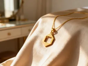 Elegancka porcelanowa miseczka wypełniona lśniącą, wyczyszczoną złotą biżuterią na białym lnianym materiale.